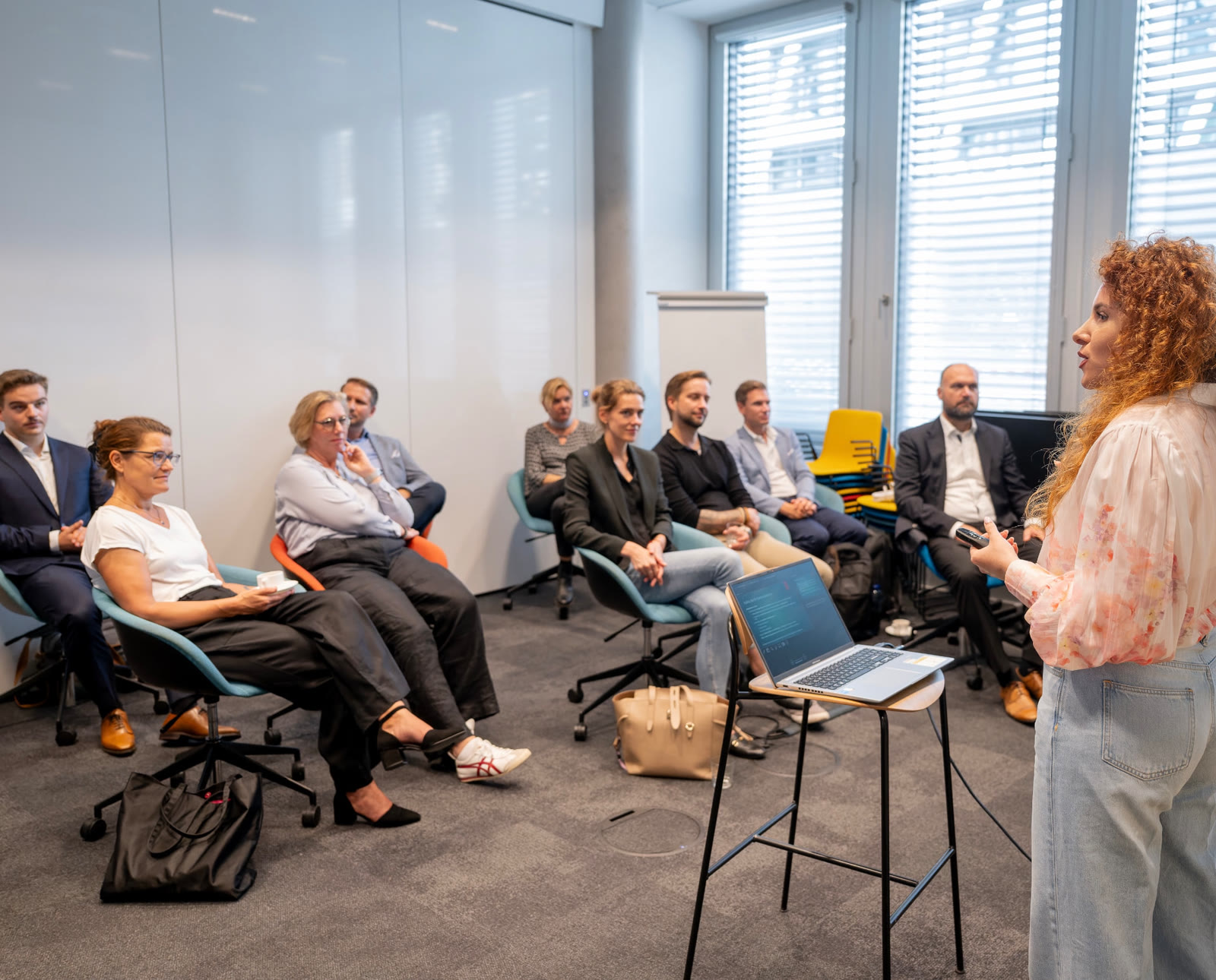 Inna Gendelman im Workshop mit einer kleinen Gruppe