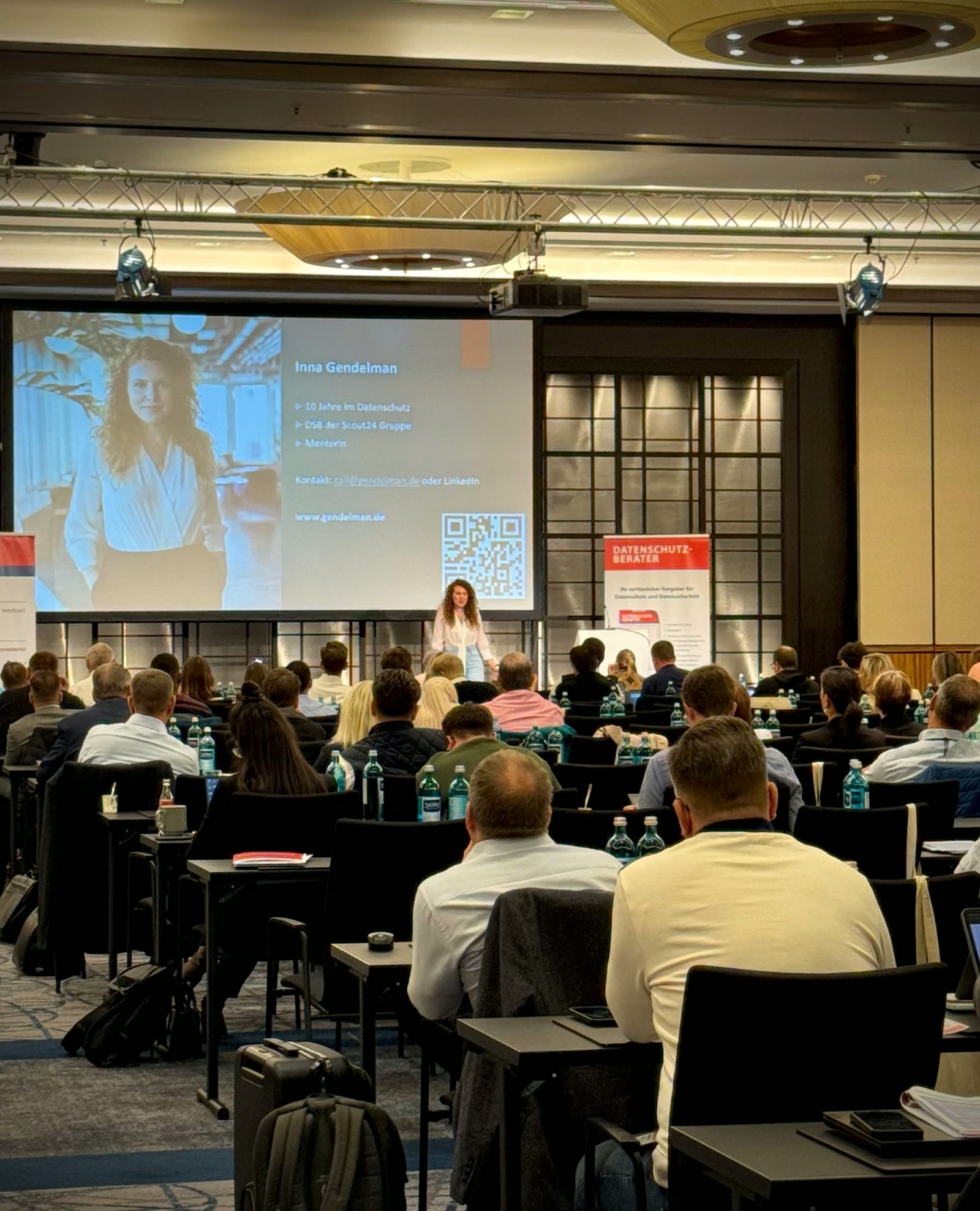 Inna Gendelman auf der Bühne vor Konferenzpublikum